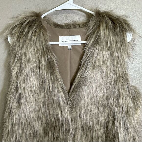 Cupcakes & Cashmere neutral faux fur vest women’s size small - Picture 4 of 9